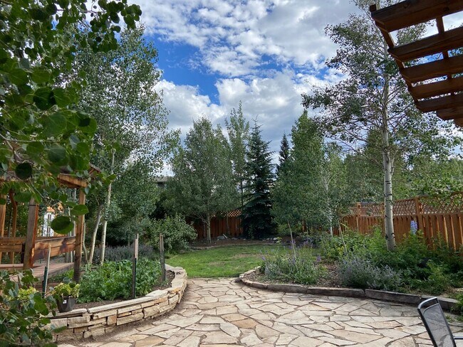 Building Photo - Extended Winter Rental!  Beautiful 3bed/2 ...