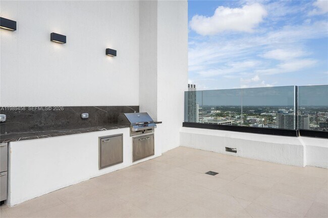 Building Photo - 225 N Miami Ave