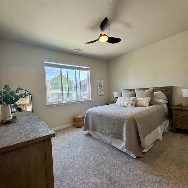 Building Photo - Cute, modern 2 bed 2.5 bath condo for rent!