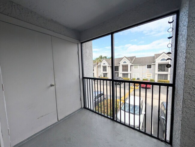 Building Photo - Bright 1BR/1BA Condo – Convenient Kendall Location