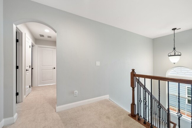 Building Photo - Available Early September! Gorgeous 5 Bed, 3.5 Ba Located In Kitts Creek - Pet Friendly!