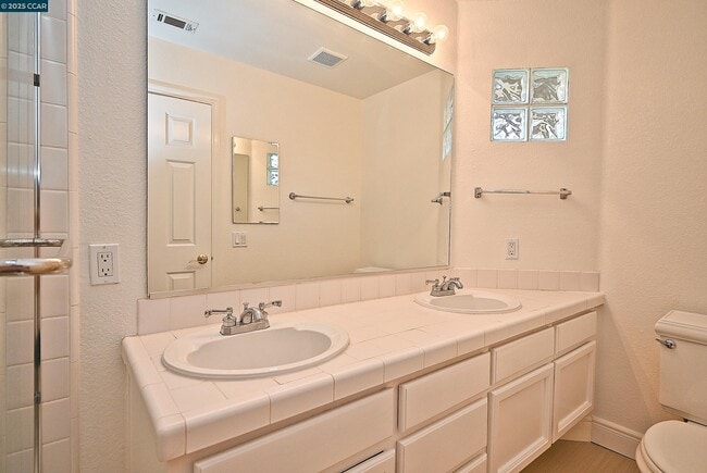 Building Photo - 6198 Lakeview Cir