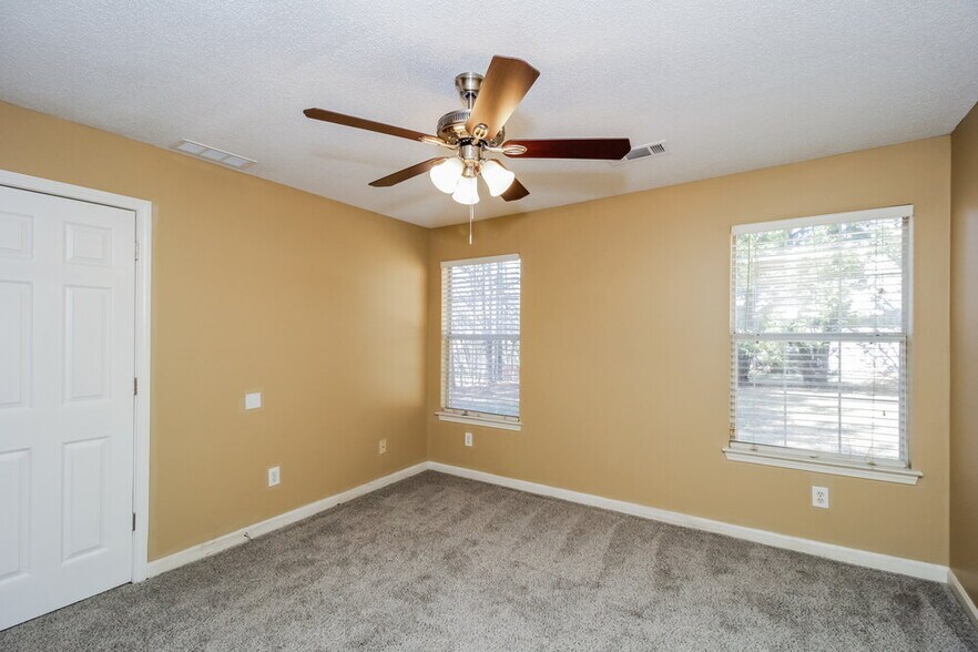 Building Photo - 1531 Wembley Dr