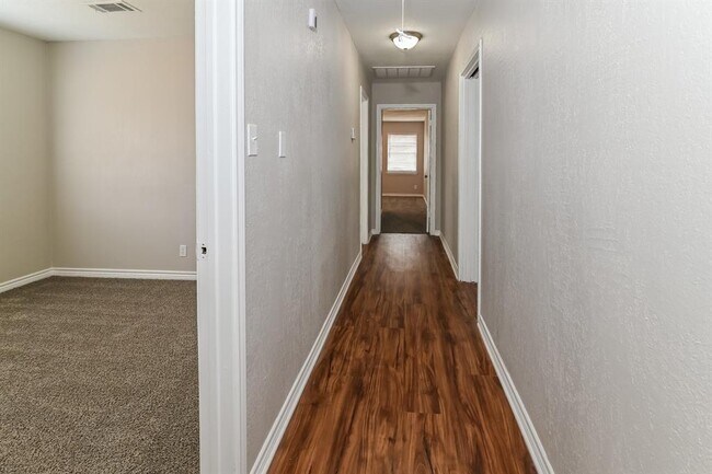 Building Photo - 4303 Trail Lake Dr