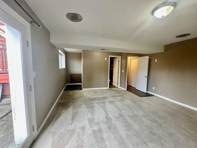 Building Photo - 4 bedroom -Split level and large deck/fenced yard!