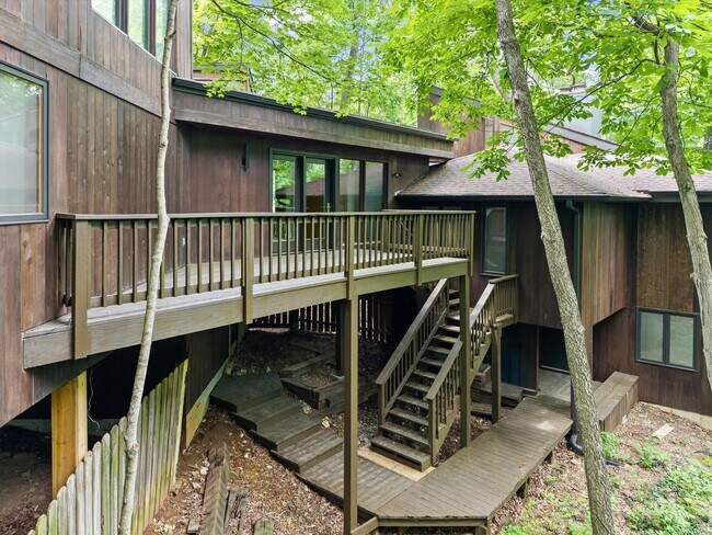 Building Photo - 1424 Bradford Dr