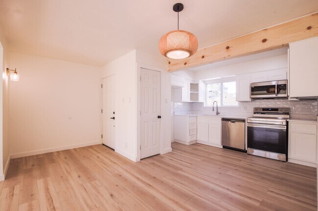 Building Photo - Beautiful 2-bedroom, 1-bathroom townhouse located in the vibrant city of El Paso