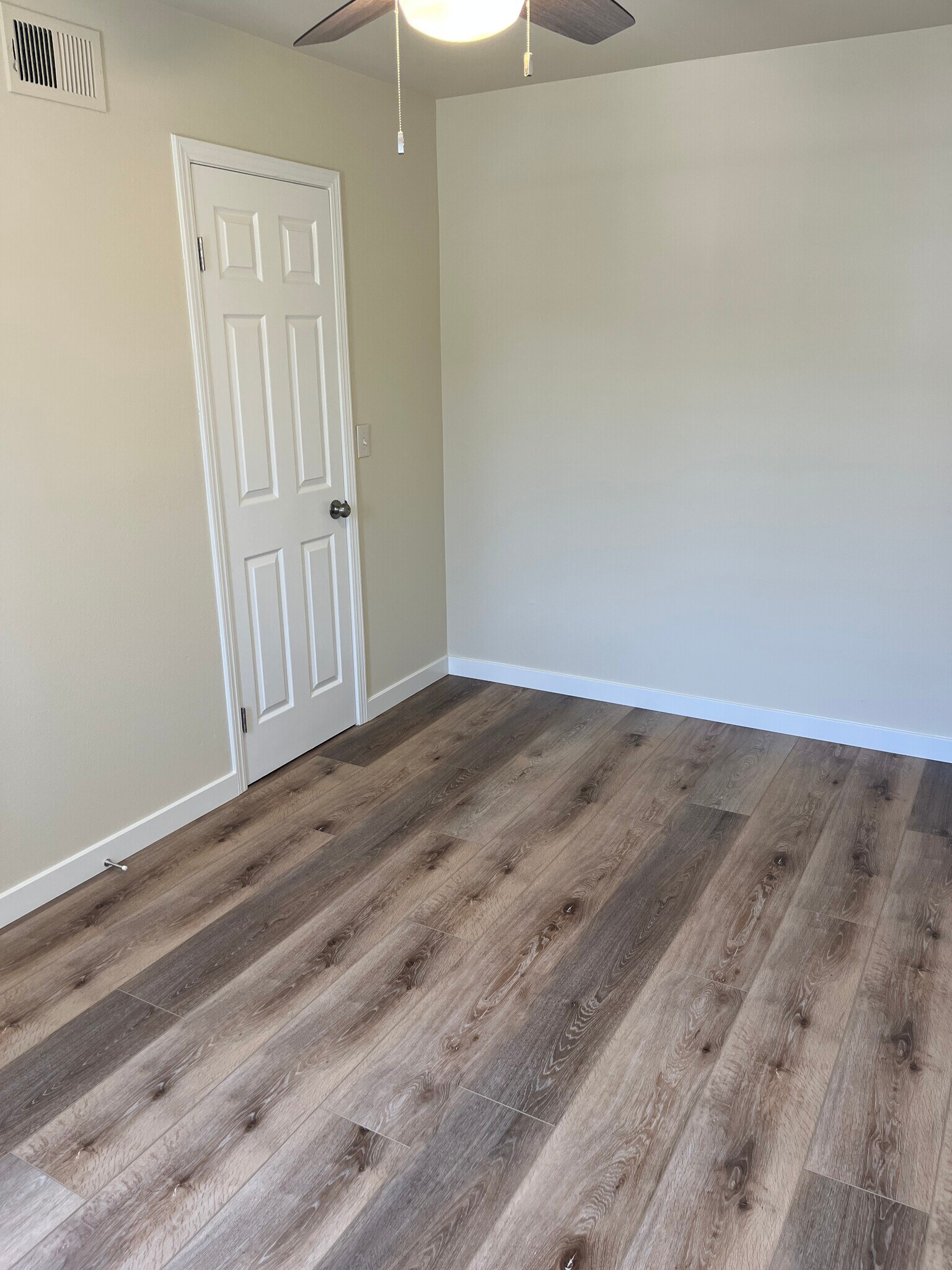 Building Photo - 550 W Lambert Rd