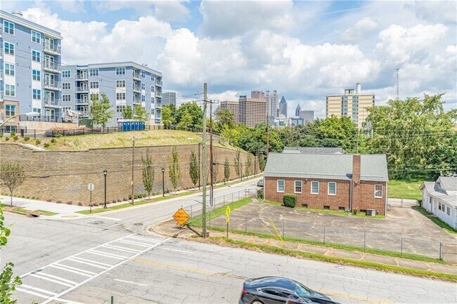 Building Photo - 472 Martin St SE