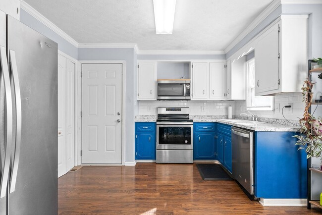 Building Photo - Move-In Ready - Pet Friendly!