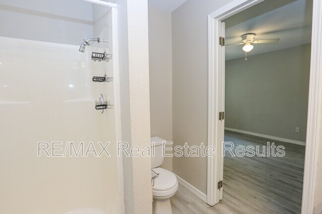 Building Photo - 205 White Oak Dr NE