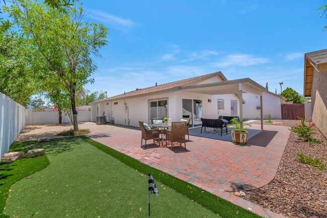 Building Photo - 7509 N Vía Del Elemental