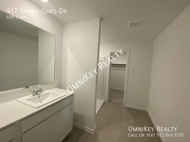 Building Photo - 917 Shady Oaks Dr
