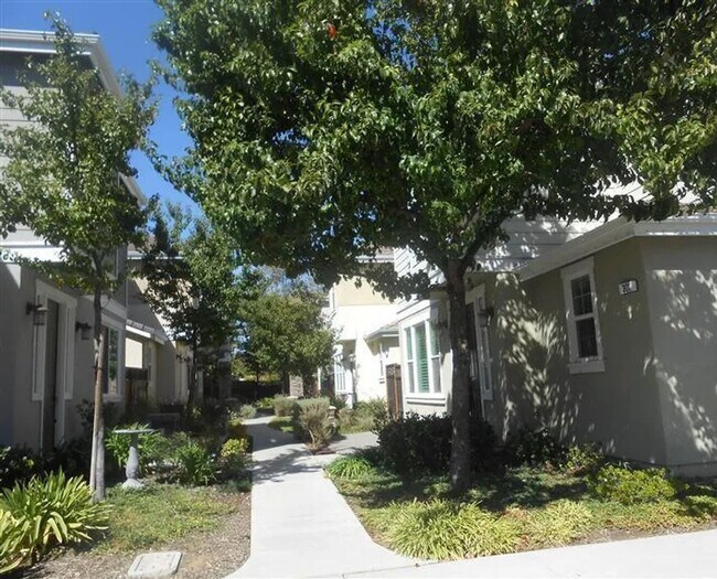 Building Photo - Great centrally located home next to shopp...