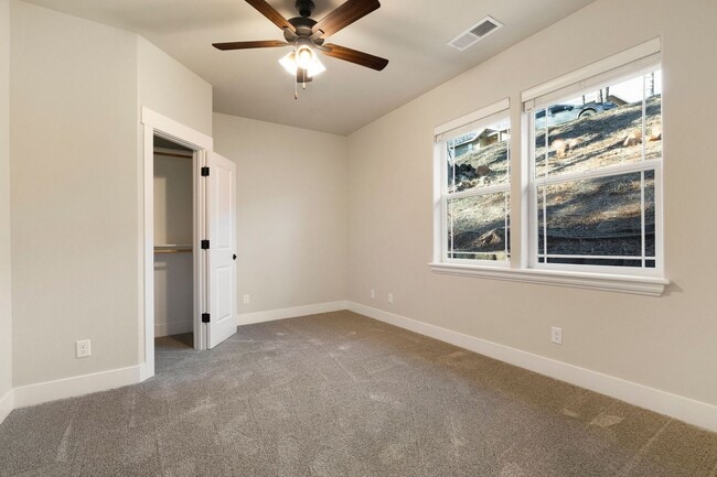 Building Photo - Beautiful 3 bedroom, 2 bath home in Paradise! Open Floor Plan with Attached Garage!