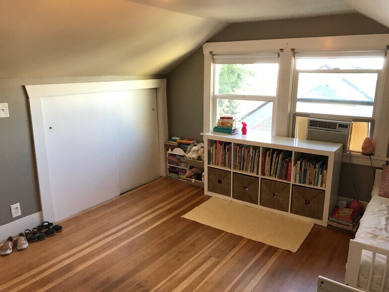 Bedroom upstairs - 906 W Howe St