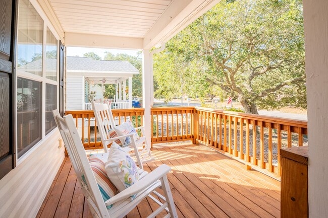 Building Photo - FURNISHED OFF-SEASON MONTHLY RENTAL FOR 2026