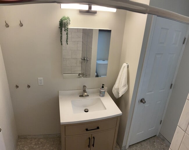 Building Photo - 530 Western Row Rd