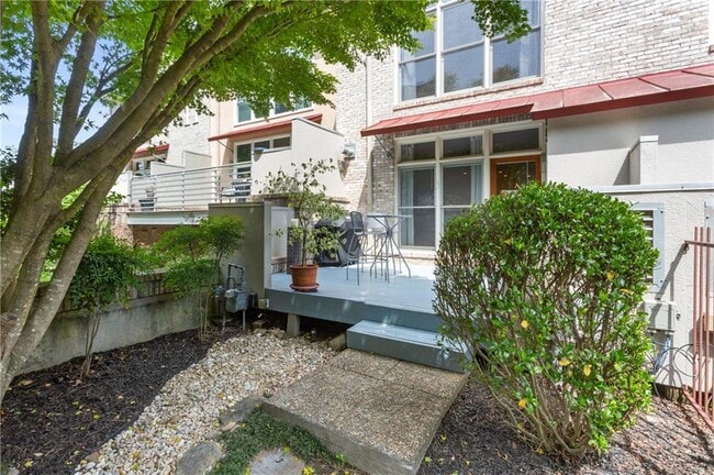 Building Photo - 1350 Fernwood Cir NE