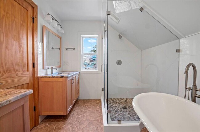 Building Photo - 1008 Courtenay Dr NE