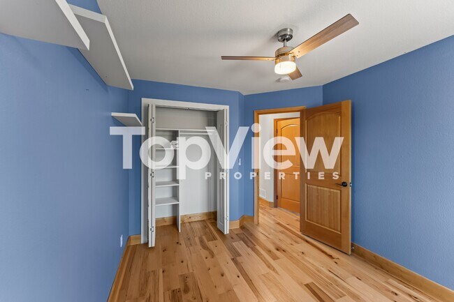 Building Photo - 2205 Valley View Dr