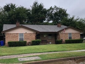 Building Photo - 806 Windcrest Dr