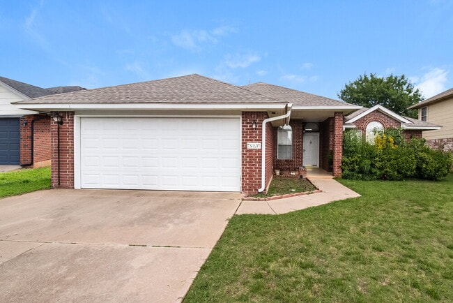 Building Photo - 329 Ridge Bluff Dr