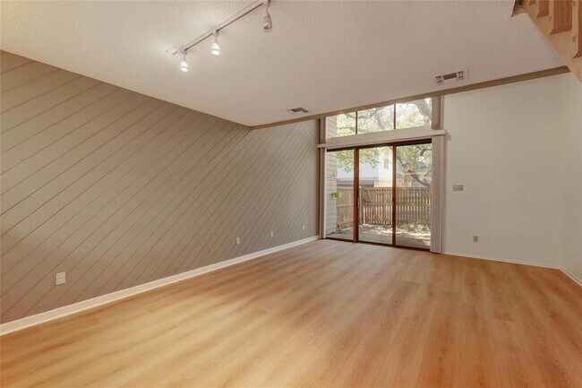 Building Photo - 7122 Wood Hollow Dr