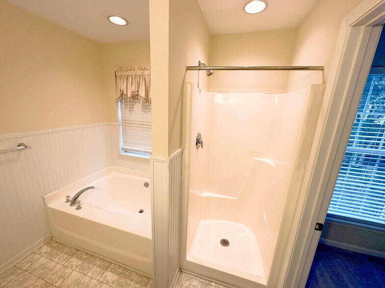 Master bathroom - 2018 Southridge Drive