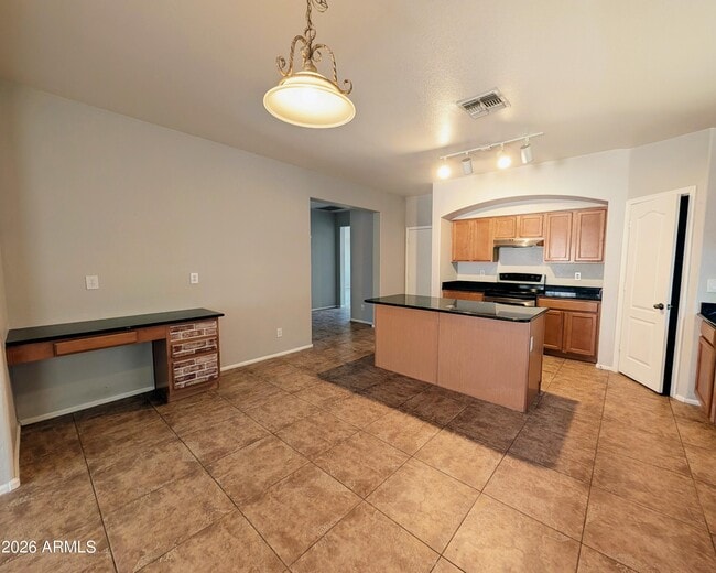 Building Photo - 738 E Saddle Way