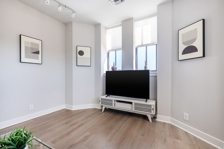 Building Photo - 10 Light St