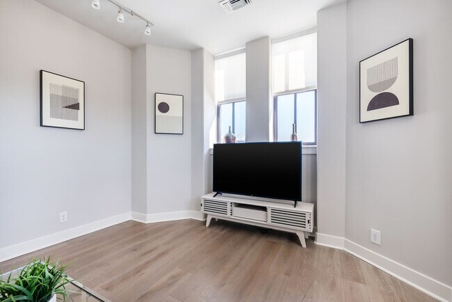 Building Photo - 10 Light St