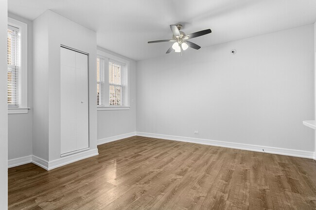 Building Photo - 1521 W Sherwin Ave