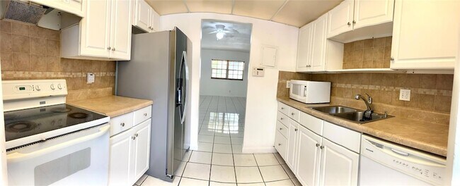 Building Photo - 1407 NE 56th St