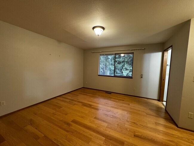 Building Photo - Silverdale Split-Level Home with Bonus Are...