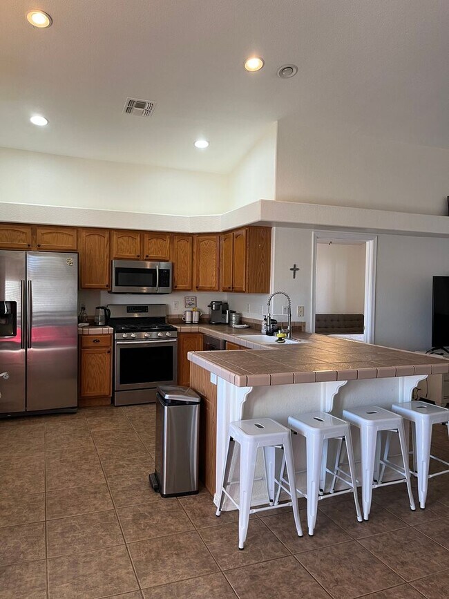 Building Photo - VACATION RENTAL -- 2 Bedroom, 2 Bath