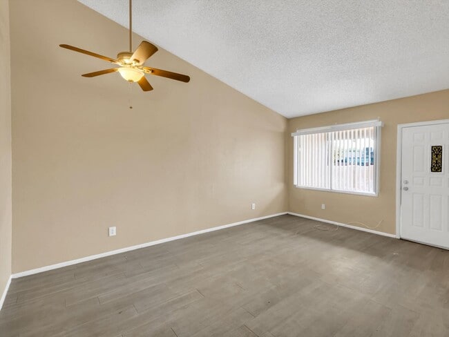 Building Photo - cozy townhome 2 bd 1 bth