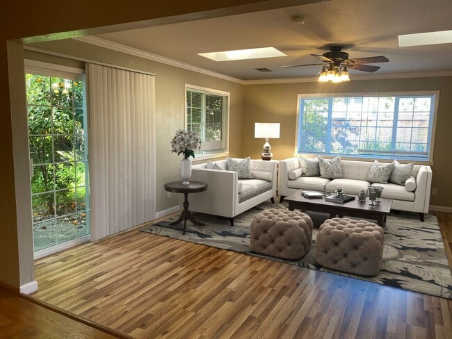 Primary Photo - Advent - Stunning Three Bedroom House W/ T...