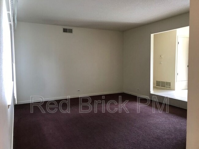 Building Photo - 635 E Brookdale Dr