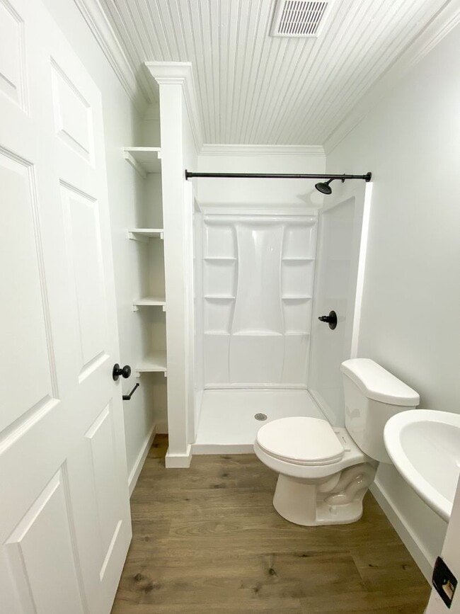 Building Photo - Recently renovated efficiency apartment in midtown