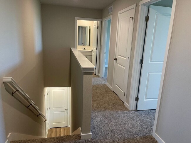 Building Photo - Beautiful 3 bed, 2 bath townhome $2200