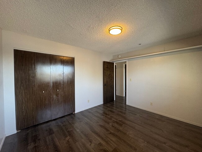 Building Photo - BRIGHT CORNER HOME WITH SPACIOUS BACKYARD ...