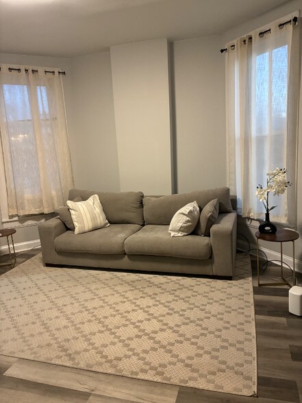 Building Photo - 118 N Mozart St