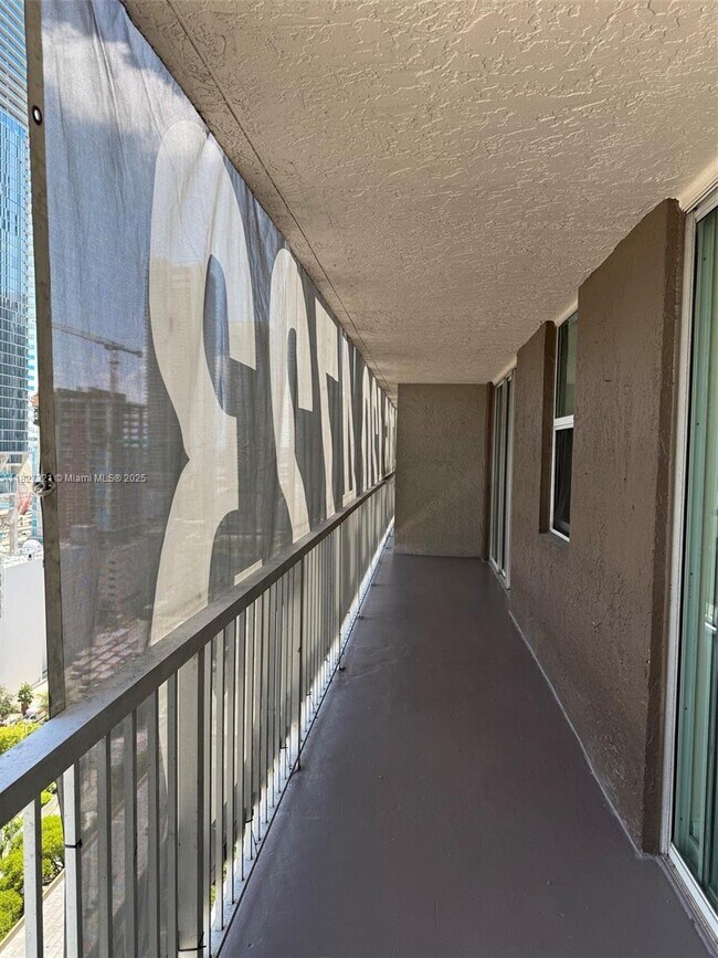 Building Photo - 915 NW 1st Ave