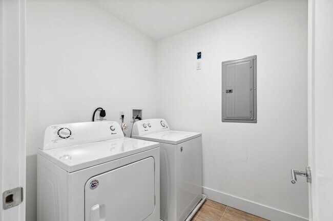 Building Photo - 1845 E Huntingdon St