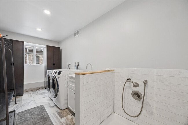 Building Photo - 502 47th St