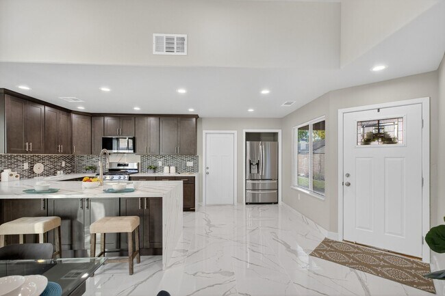 Building Photo - Bright & Spacious 3 Bed, 2 Bath Home – Must See!