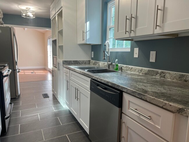 Building Photo - 110 Miller St