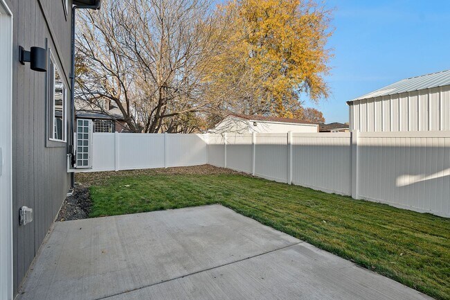 Building Photo - Modern Valley Town Home!