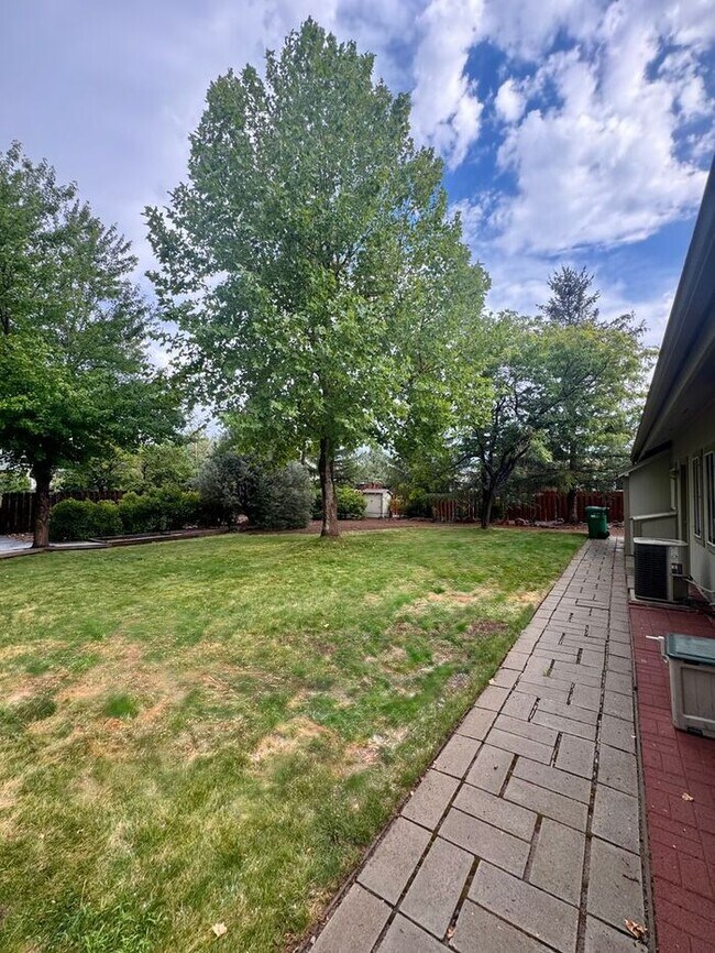 Building Photo - Spacious 3 Bed + Office | 3 Bath | 3-Car G...